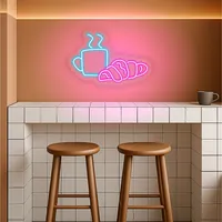 Неоновая вывеска кофе чашка и круассан — фото 3