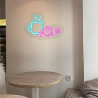 Неоновая вывеска кофе чашка и круассан — фото 4