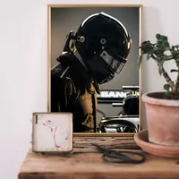 гонщик Формулы 1 в чёрном шлеме, тёмный — фото 2