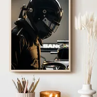 гонщик Формулы 1 в чёрном шлеме, тёмный — фото 3