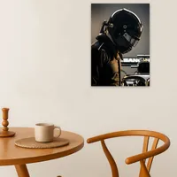 гонщик Формулы 1 в чёрном шлеме, тёмный — фото 4