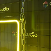 Неоновая вывеска Bar желтого цвета на стену — фото 6