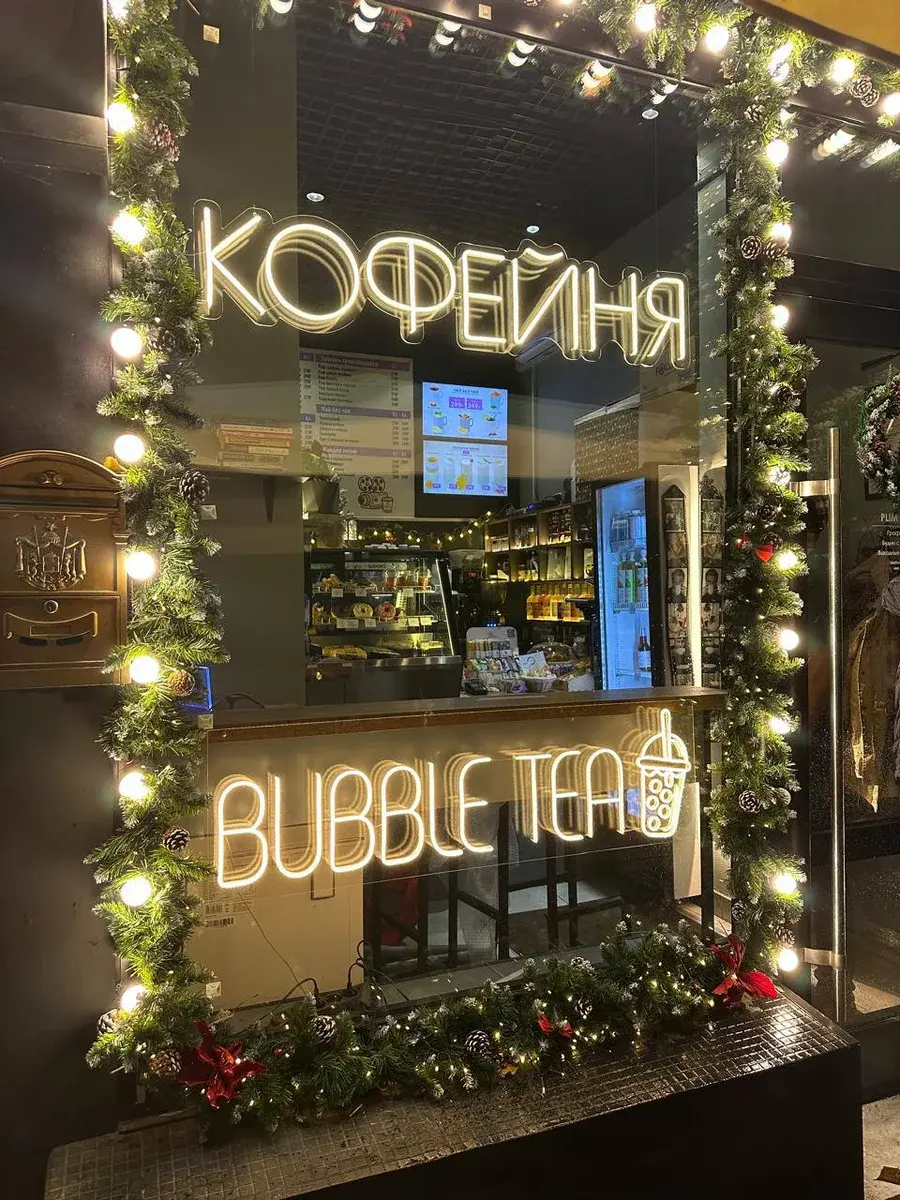 Неоновая вывеска КОФЕЙНЯ и BUBBLE TEA в новом кафе