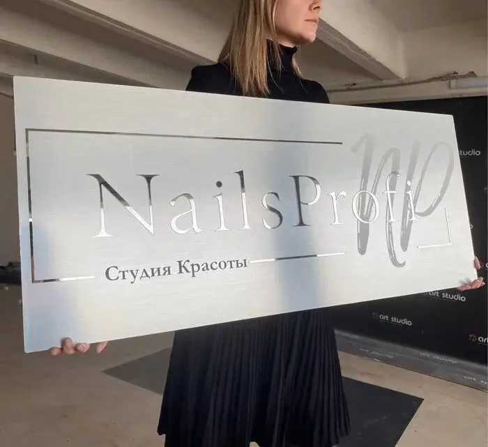 Табличка с логотипом