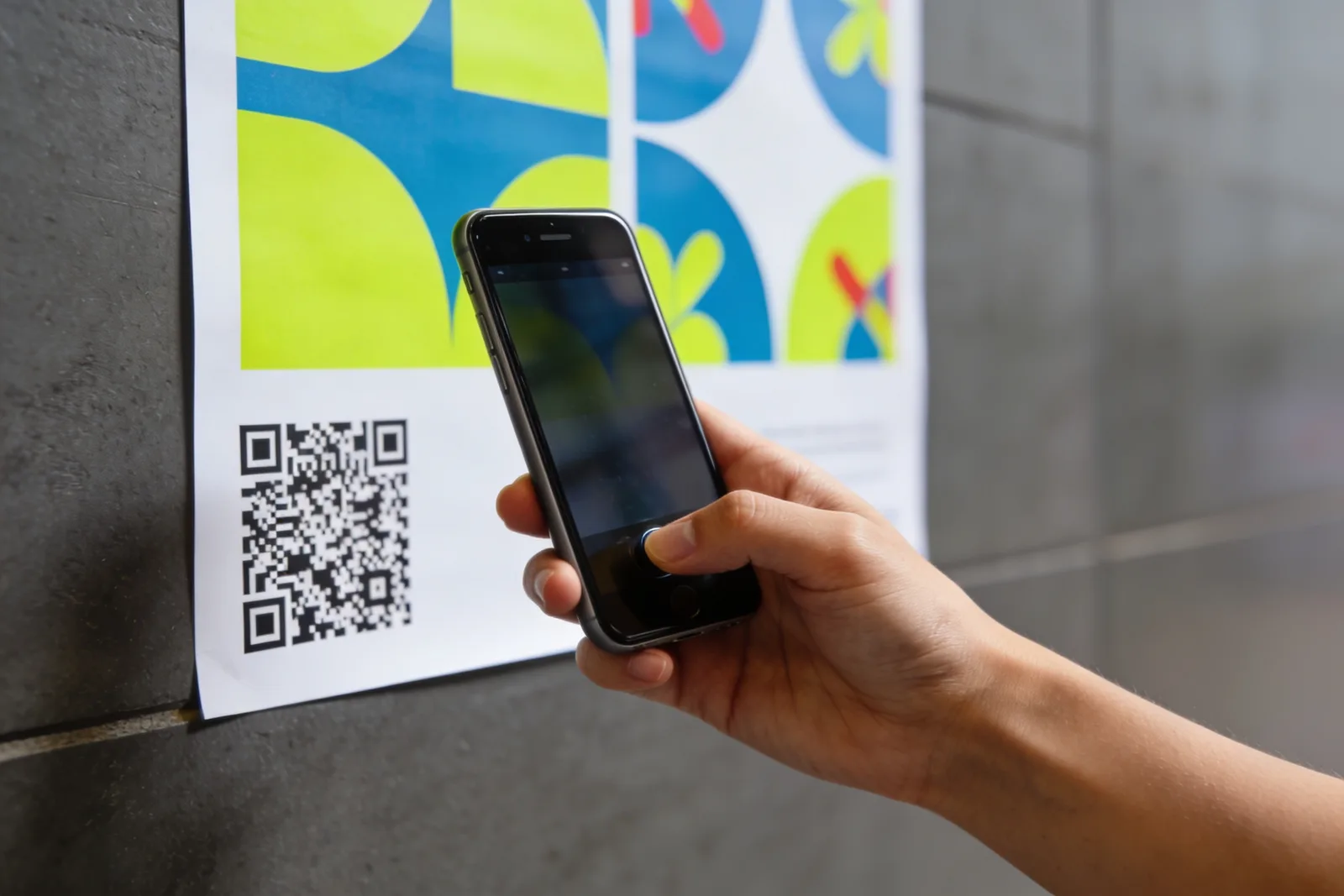 Сканирование QR-кода на афише камерой телефона