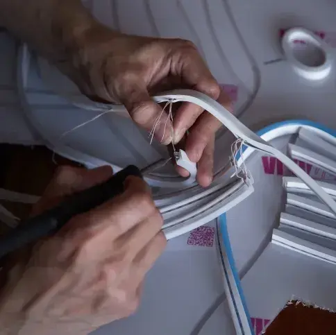 Рабочий процесс создания неоновой вывески на прозрачном оргстекле в мастерской Art Studio Москва