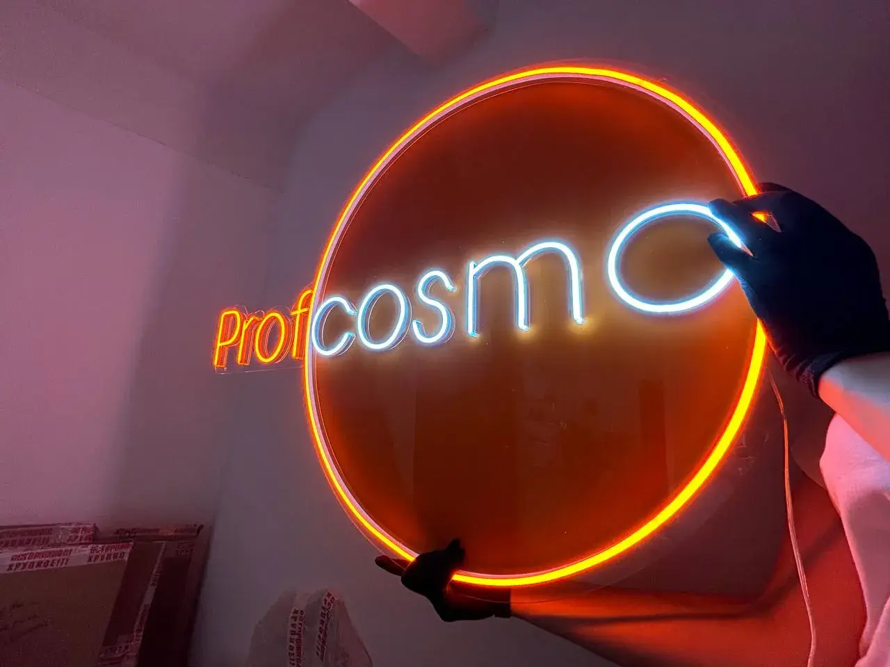 Неоновая вывеска с полноцветной печатью и LED-подсветкой — профессиональное изготовление Art Studio