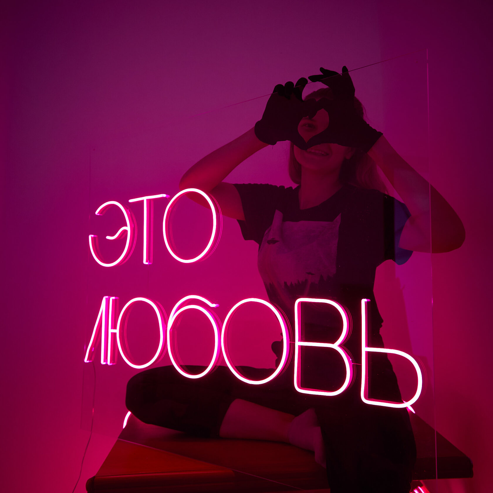 Мастер собирает неоновую вывеску из гибкого LED-неона для кафе — производство Art Studio